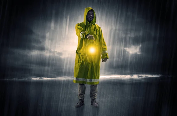 랜 턴과 폭풍에 걷는 남자 — 스톡 사진