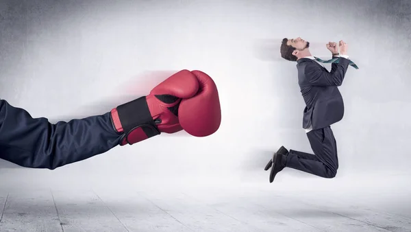 Enorma boxningshandskar stämplingar affärsman koncept — Stockfoto