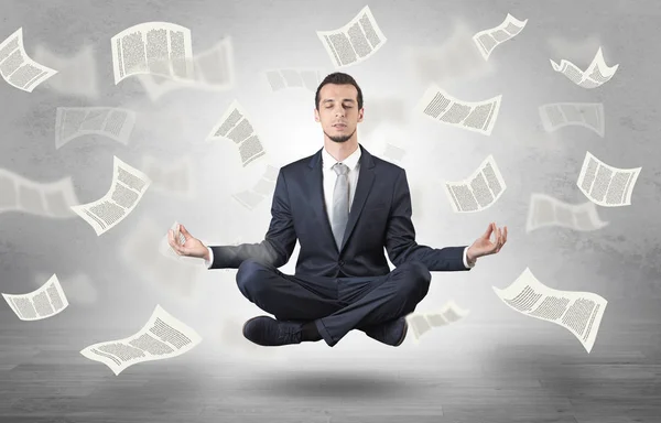 Hombre de negocios meditando con el concepto de papel volador — Foto de Stock