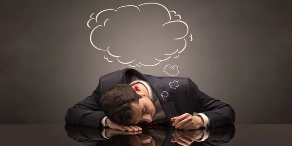 Empresário dormindo e sonhando em seu local de trabalho — Fotografia de Stock