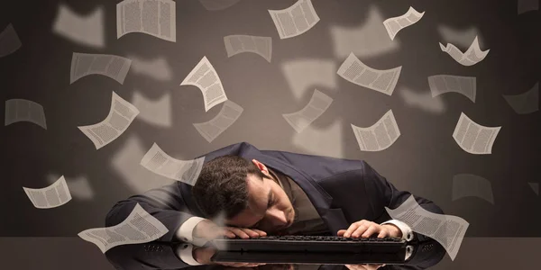 Geschäftsmann schlief mit Papierkrieg im Büro ein — Stockfoto