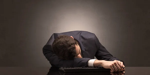 Бизнесмен заснул на своем рабочем месте — стоковое фото
