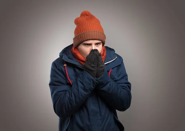 Bonito menino congelando em roupas quentes — Fotografia de Stock