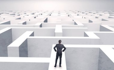 Ortasında büyük bir labirent küçük iş adamı