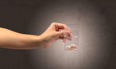 Plastik torba uyuşturucu veren