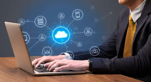 Hand att skriva med cloud technology systemkonceptet — Stockfoto