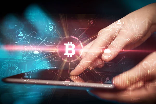 El bitcoin bağlantı ağı ve online kavramı ile tablet kullanma — Stok fotoğraf