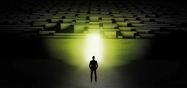 Empresário iniciando um desafio labirinto escuro — Fotografia de Stock