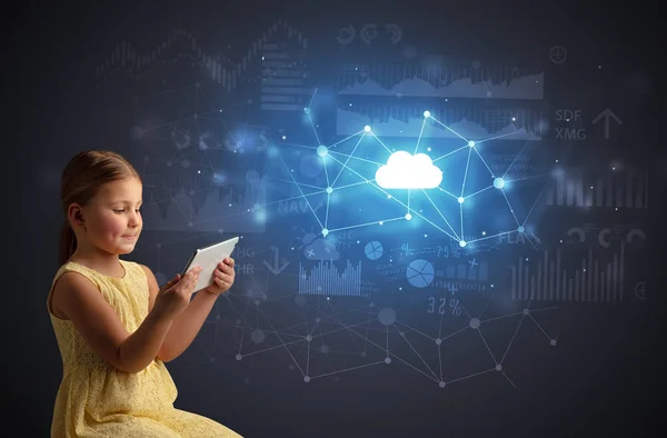 Chica sosteniendo tableta con concepto de tecnología en la nube —  Fotos de Stock