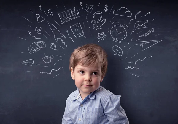 Kleine jongen voor een opgesteld bord — Stockfoto