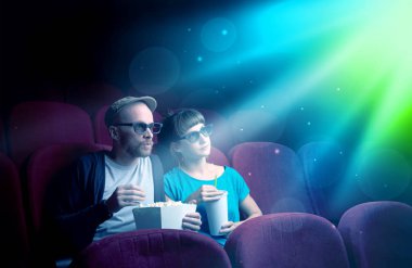 Genç çift film seyrederken 