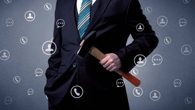 Yakışıklı adam elindeki aracıyla ayakta