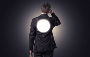 Sırtında labirent ile ayakta işadamı