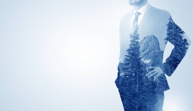 Dağ ile ayakta işadamı