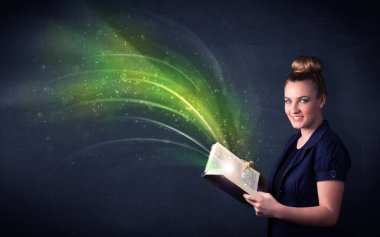 Genç Bayan dalga ile kitap