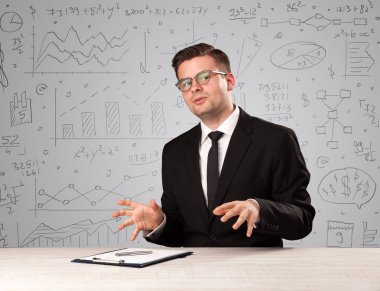 Masada oturan bir iş adamı.