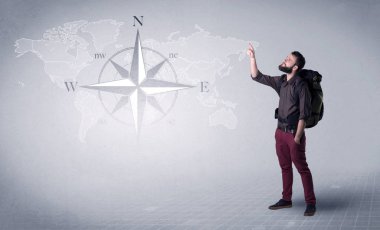 Sırt çantalı genç adam.