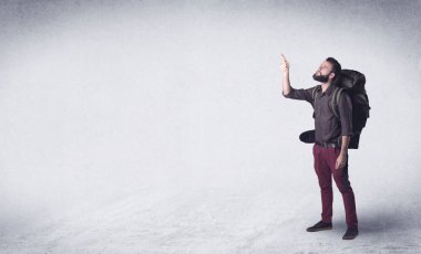 Sırt çantalı genç adam.