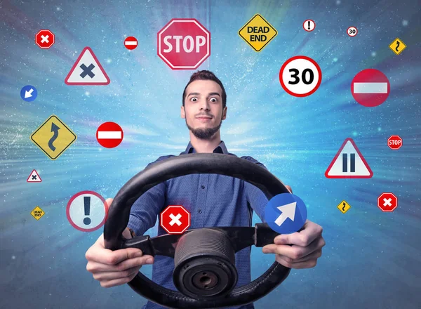 Uomo che tiene il volante — Foto Stock