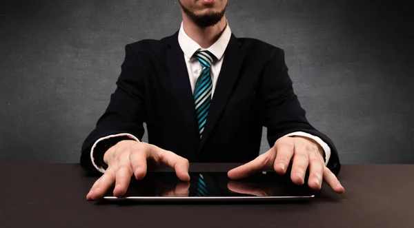 Hombre escribiendo en ropa formal — Foto de Stock