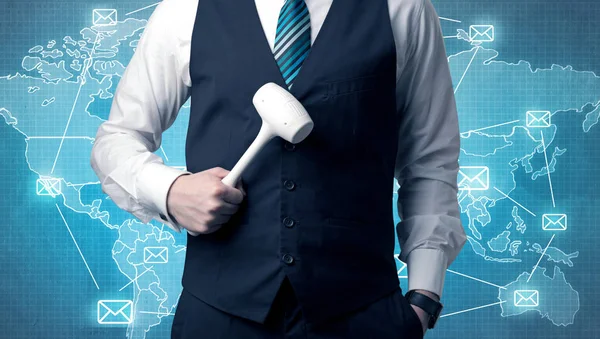 Yakışıklı businassman ayakta elinde aracıyla