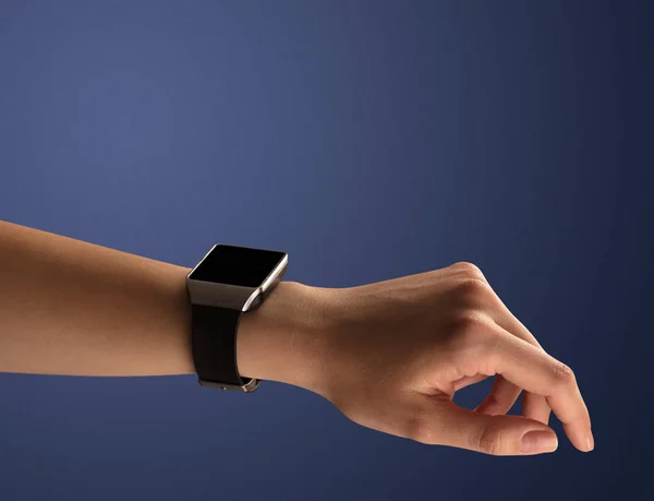 Gros plan main féminine avec balck smartwatch écran — Photo