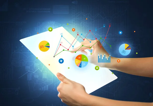 Hände berühren eine glasartige Tablette mit Diagrammen — Stockfoto