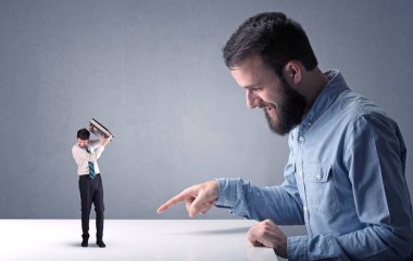 Genç işadamı minyatür işadamı ile mücadele