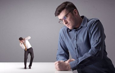 Genç işadamı minyatür işadamı ile mücadele