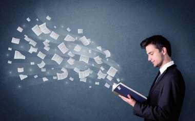 genç adam tutarak kitap 