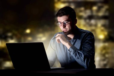 İşadamı gece ofiste