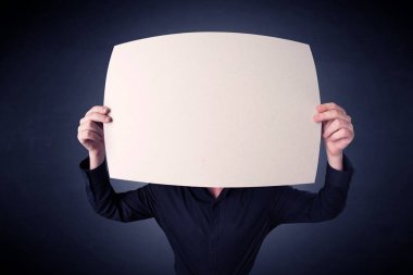 Boş kağıt tutan iş adamı