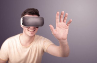 Adam sanal gerçeklik gözlüğü takıyor.