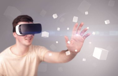 Adam sanal gerçeklik gözlüğü takıyor.