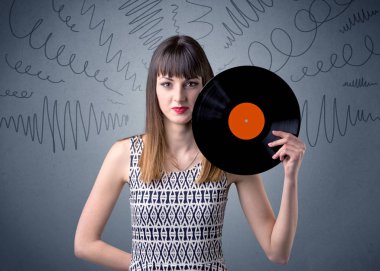Vinil kaydı tutan kadın