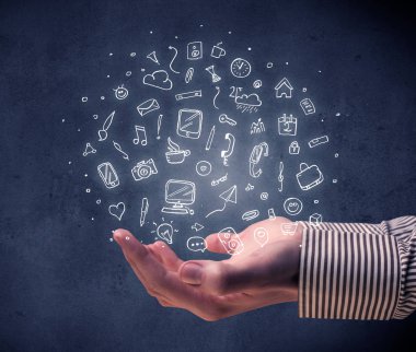 Karışık çizimler tutan el