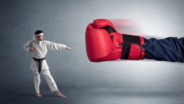 Küçük adam bir dev kırmızı boks eldiven ile mücadele