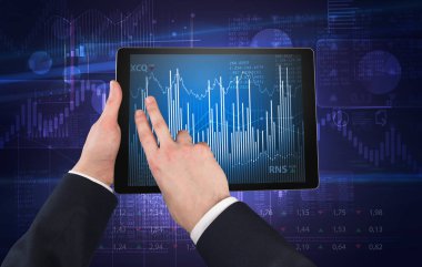 Tablet kullanma ve mali rapor kavramı kontrol el