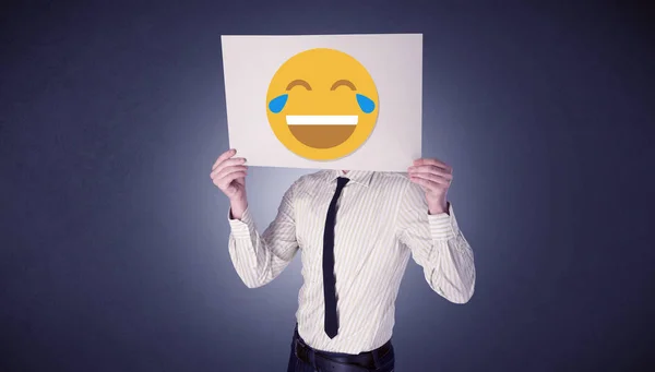 Biznesmen, trzymając papier ze śmiechem emotikon — Zdjęcie stockowe