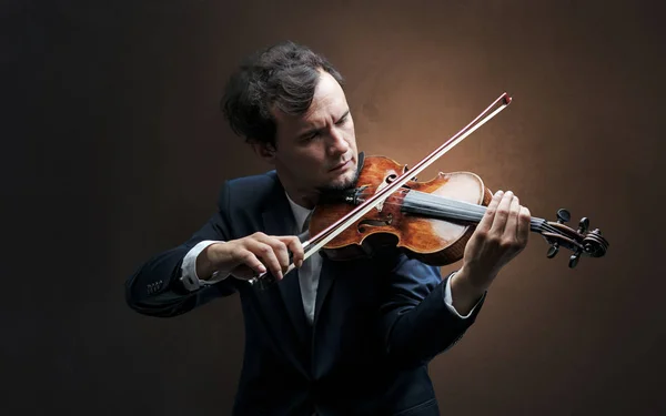 Violinista tocando no instrumento com empatia — Fotografia de Stock