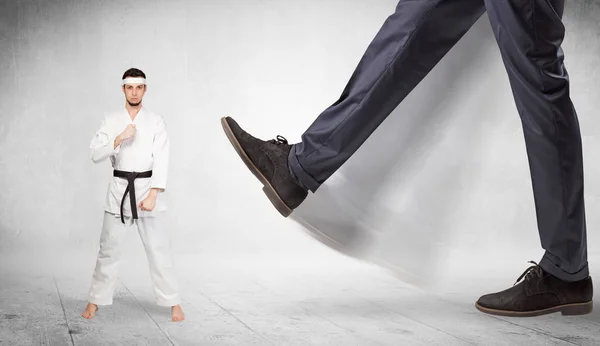 Μεγάλο πόδι ποδοπατούν έννοια εκπαιδευτής καράτε — Φωτογραφία Αρχείου