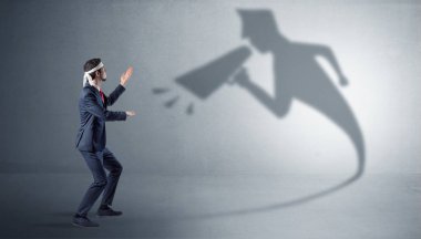 İşadamı otoriter gölgesini ile mücadele