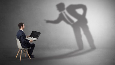 Kalmak ve maddeleri bir gölge adam sunan iş adamı