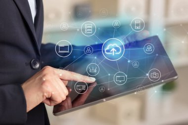 İş kadını tablet bulut teknoloji kavramı ile kullanma