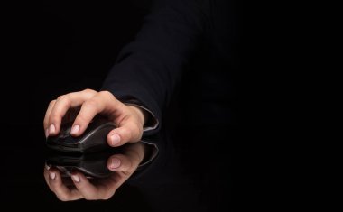 Koyu arka plan üzerinde fare kullanarak ele