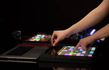 Karıştırma müzik MIDI denetleyicisi üzerindeki el