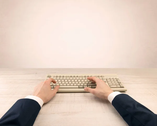 Elegante homem de negócios mão digitando em fundo claro — Fotografia de Stock