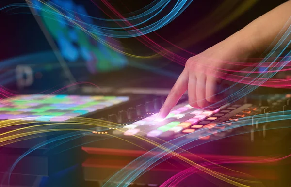 Mélange de musique à la main sur contrôleur dj avec concept d'ambiance coloré — Photo