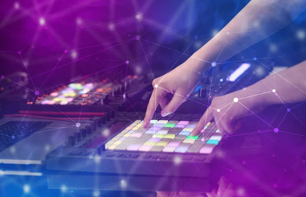 Handmischung von Musik auf Midi-Controller mit Konnektivitätskonzept — Stockfoto