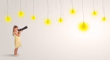 Küçük çocuk ampuller için spyglass üzerinden seyir